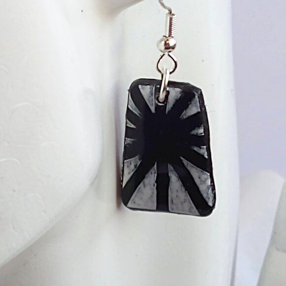 Handmade black and white polymer clay earrings. Boucles d'oreilles fait main - Picture 5 of 5